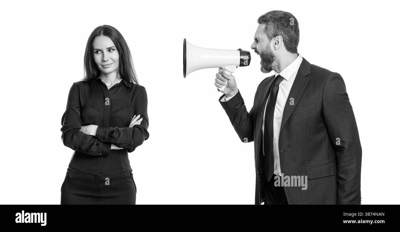uomo d'affari che urla il dipendente con un altoparlante isolato su bianco. l'uomo d'affari è in conflitto con il partner per quanto riguarda la promozione. uomo d'affari che risolve Foto Stock