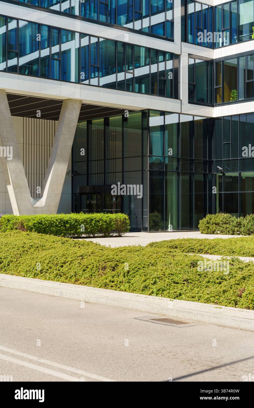 Moderno complesso di uffici con compagnie internazionali a Varsavia in un fine settimana di sole. Logo Allianz, architettura pluripremiata. Foto Stock