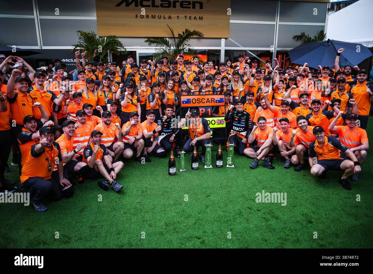 Miami Gardens, Stati Uniti. 5 maggio 2025. N. 4 Lando Norris (GBR, McLaren F1 Team), Zak Brown (USA, McLaren Formula 1 Team), n. 81 Oscar Piastri (AUS, McLaren F1 Team), Gran Premio di F1 di Miami all'autodromo internazionale di Miami il 5 maggio 2025 a Miami Gardens, Stati Uniti d'America. (Foto di HOCH ZWEI) credito: dpa/Alamy Live News Foto Stock