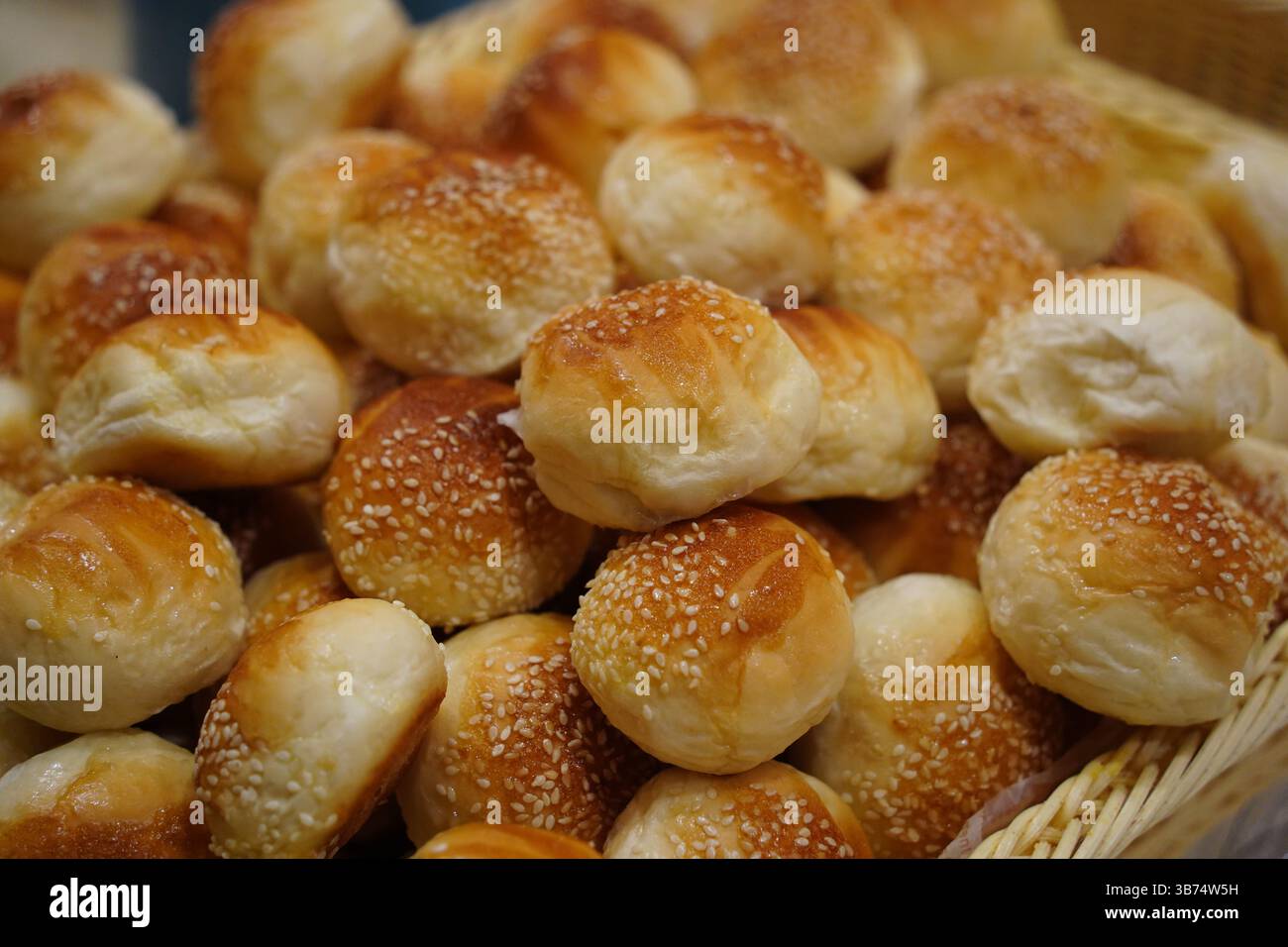 Pile di rotoli di pane con semi di sesamo Golden Brown Foto Stock
