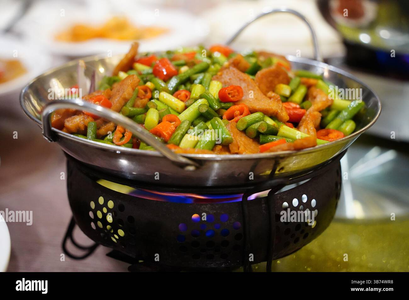 Maiale fritto in padella con peperoncino e pepe Sichuan - Xiao Chao Rou, cucina Hunan Foto Stock