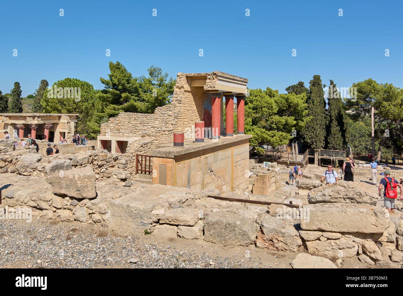 Creta. Grecia - 5 maggio 2025: Le antiche rovine del Palazzo di Cnosso mostrano colonne rosse e nere, conservate attraverso gli sforzi di restauro, evidenziando la Foto Stock