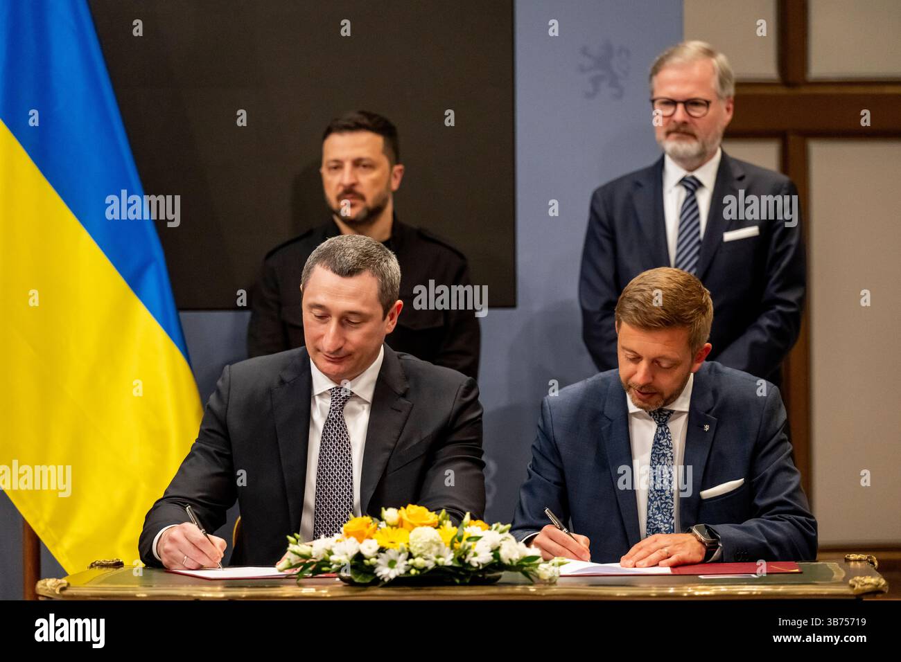 Praga, Repubblica Ceca. 5 maggio 2025. I vice primi ministri cechi e ucraini, Vit Rakusan (fronte a destra) e Oleksiy Chernyshov (fronte a sinistra) firmarono una dichiarazione sulla creazione di centri di rimpatrio, chiamati anche hub di unità, che dovrebbe rendere più facile per i rifugiati ucraini il ritorno nella loro patria a Praga, Repubblica Ceca, 5 maggio 2025. Da sinistra il presidente ucraino Volodymyr Zelenskiy e il primo ministro ceco Petr fiala. Crediti: Ondrej Deml/CTK Photo/Alamy Live News Foto Stock