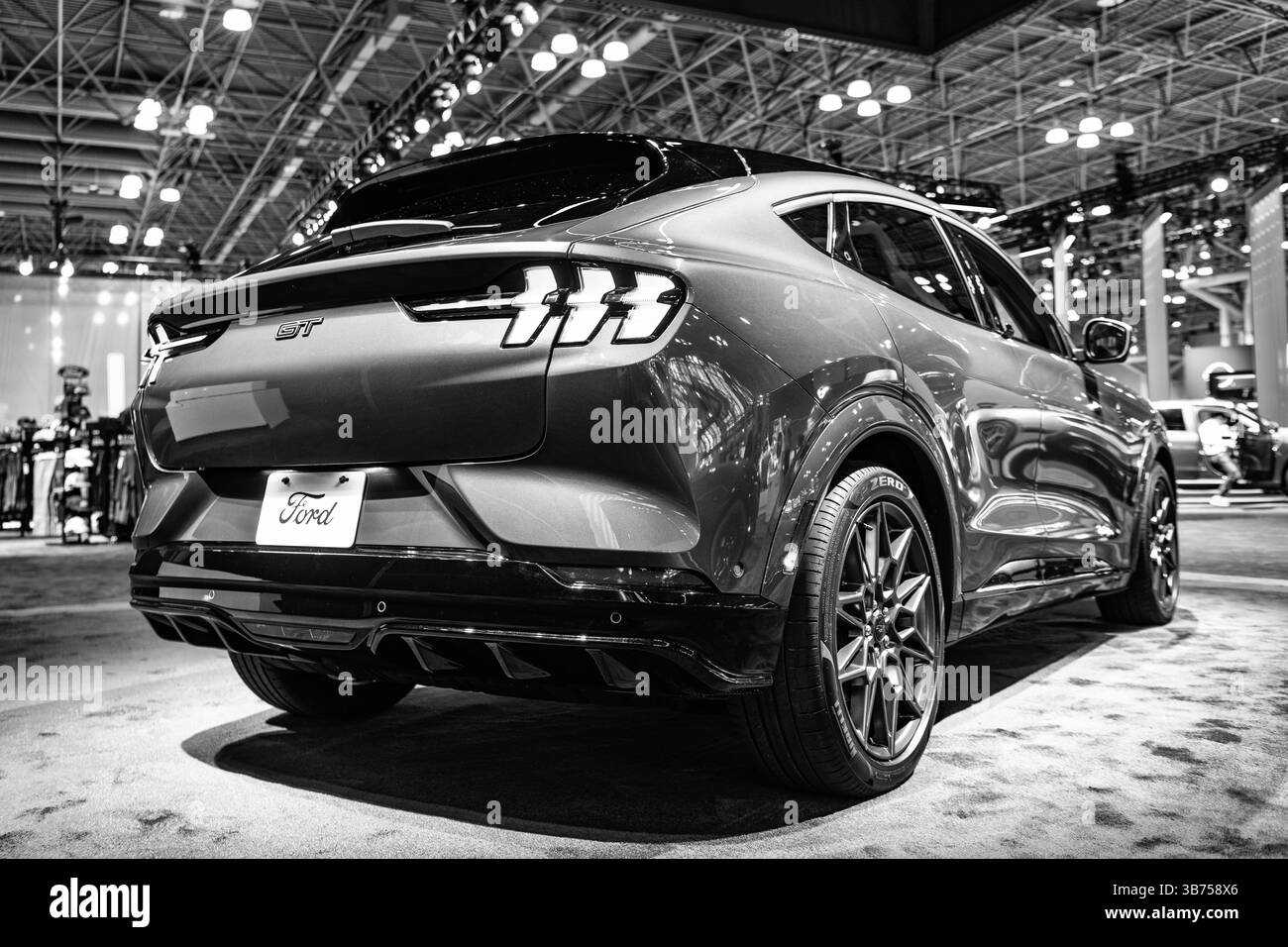 New York City, USA - 27 marzo 2024: 2024 Ford Mustang Mach-e GT crossover auto elettrica al New York International Auto Show, vista rara Foto Stock