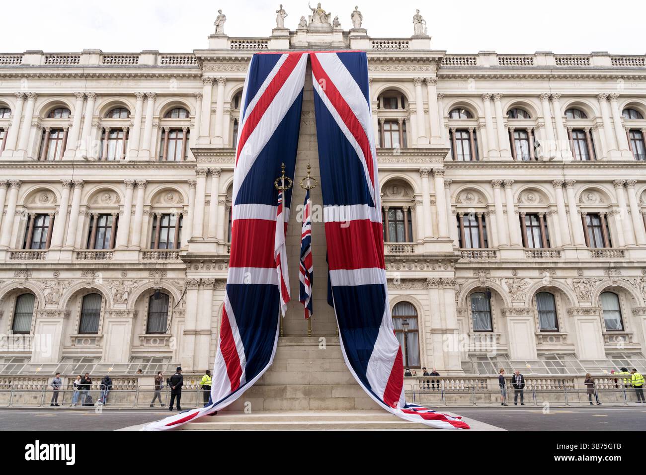 Westminster Londra, Regno Unito. 5 maggio 2025. Whitehall si sta preparando per la parata militare a Londra in vista del 80° anniversario del VE Day. Crediti: Xiu Bao/Alamy Live News Foto Stock