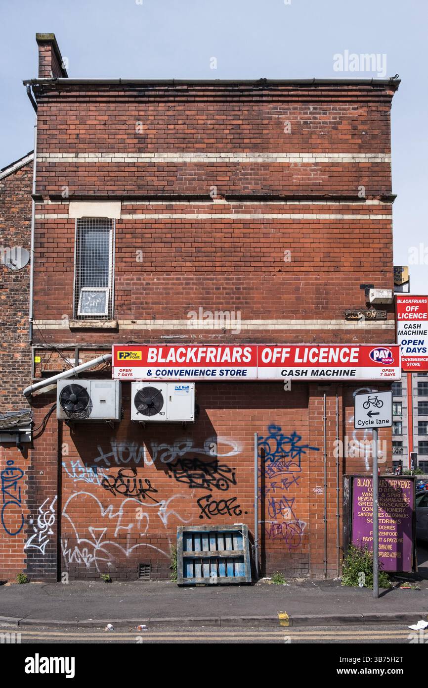 Lato del negozio all'angolo di mattoni rossi e fuori licenza a Manchester, Inghilterra settentrionale, Regno Unito. 2025 Foto Stock