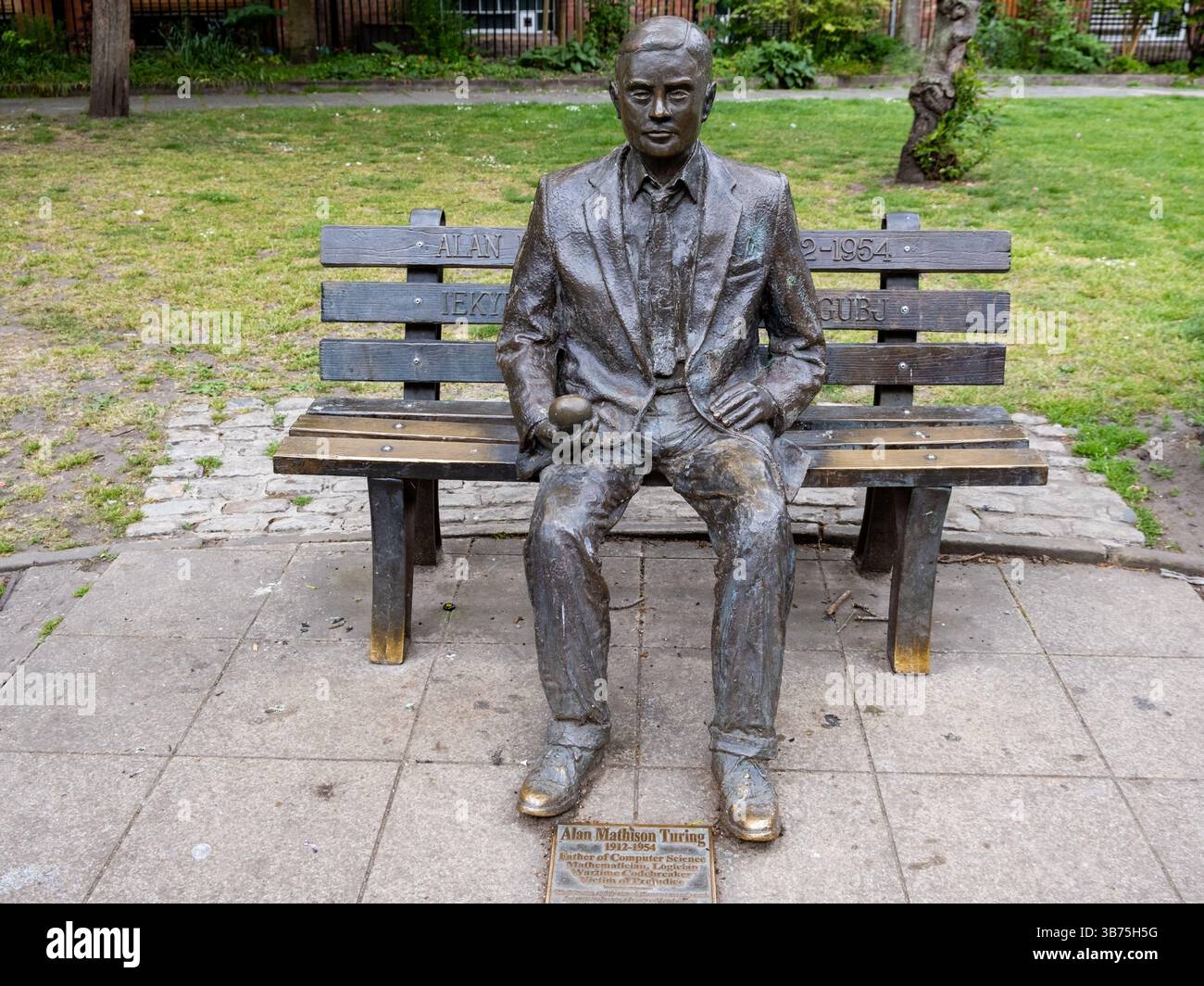 Memoriale del matematico della seconda guerra mondiale, Alan Turing, situato vicino a Canal Street (Gay Village) a Manchester, Inghilterra, Regno Unito. Vittima del pregiudizio. Foto Stock