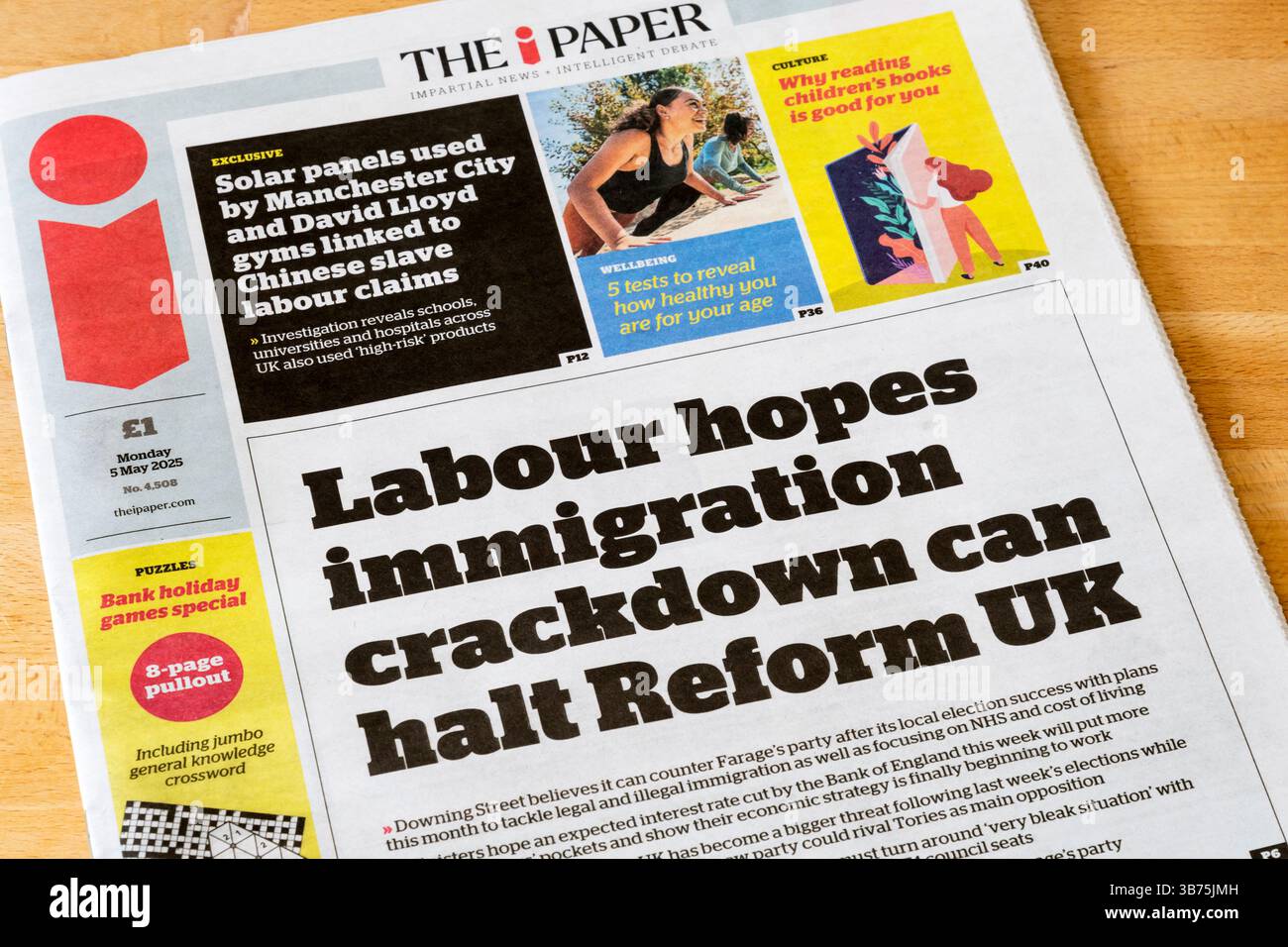 5 maggio 2025. Il titolo in prima pagina dell'i Paper è che i laburisti sperano che la repressione dell'immigrazione possa fermare la riforma del Regno Unito. Foto Stock