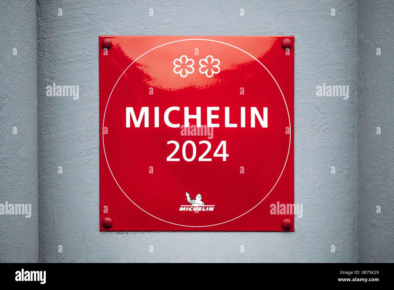 Nizza, Francia - 8 febbraio 2025: Una targa Michelin 2024 con due stelle esposta all'ingresso di un ristorante, che simboleggia una cucina eccezionale Foto Stock