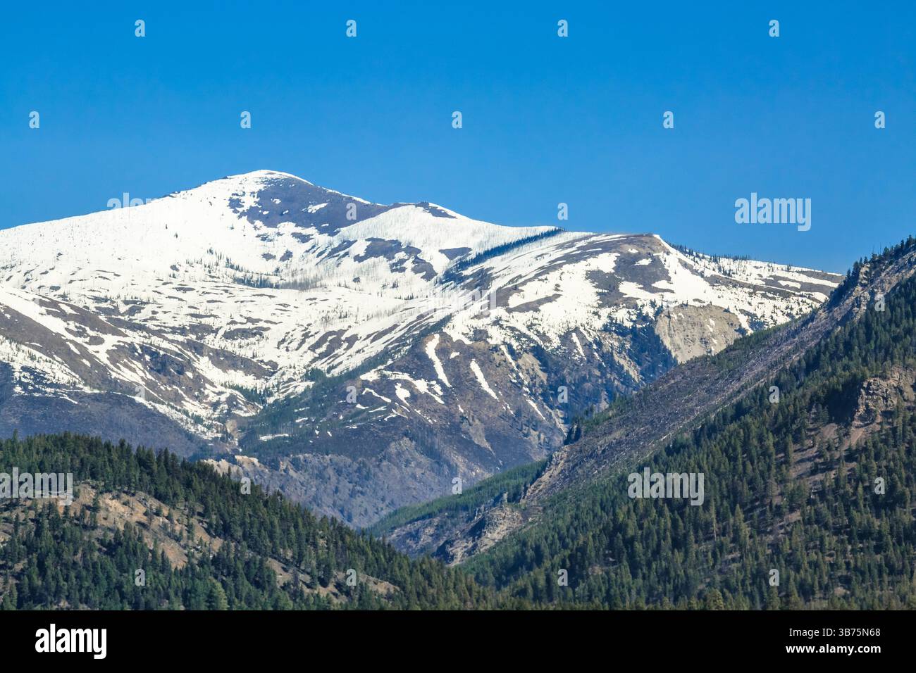 lago di montagna ai margini della natura selvaggia del capro espiatorio vicino a ovando, montana Foto Stock