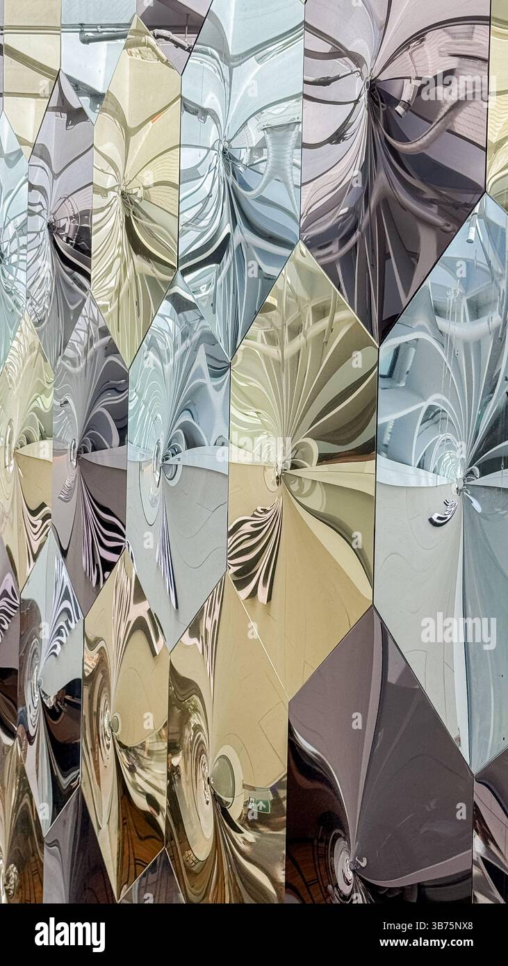 Arte astratta a riflessione geometrica con motivo esagonale in tenui colori pastello che mette in mostra una miscela unica di design moderno e creatività. Foto Stock