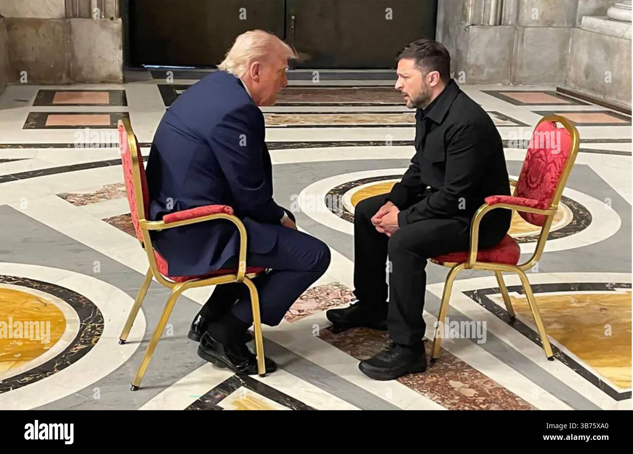 Il presidente DEGLI STATI UNITI Donald Trump a sinistra con il primo ministro ucraino Zelensky si incontrano alla Basilica di San Pietro prima del funerale di Papa Francesco il 26 aprile 2025. Foto: Ufficio presidenziale dell'Ucraina Foto Stock