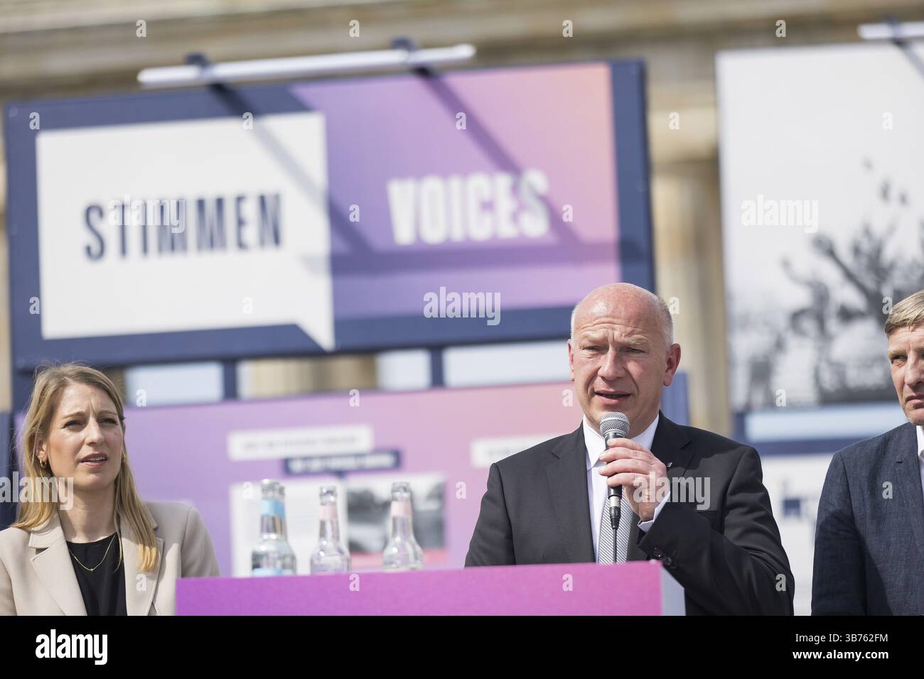 Kai Wegner (sindaco di Berlino) all'apertura della mostra ... finalmente pace? Come parte della settimana a tema 80 anni della fine della guerra - Foto Stock