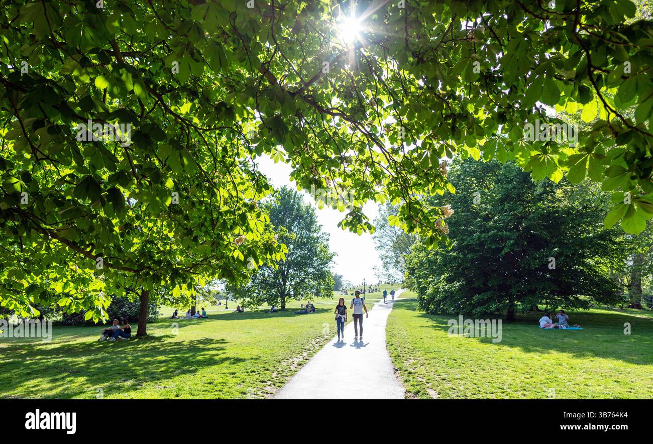 Persone che camminano su Primrose Hill Londra Foto Stock