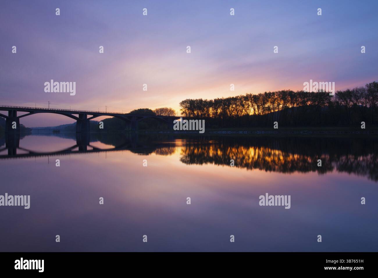 Sunrise drammatico sul fiume Moldava a Praga Foto Stock