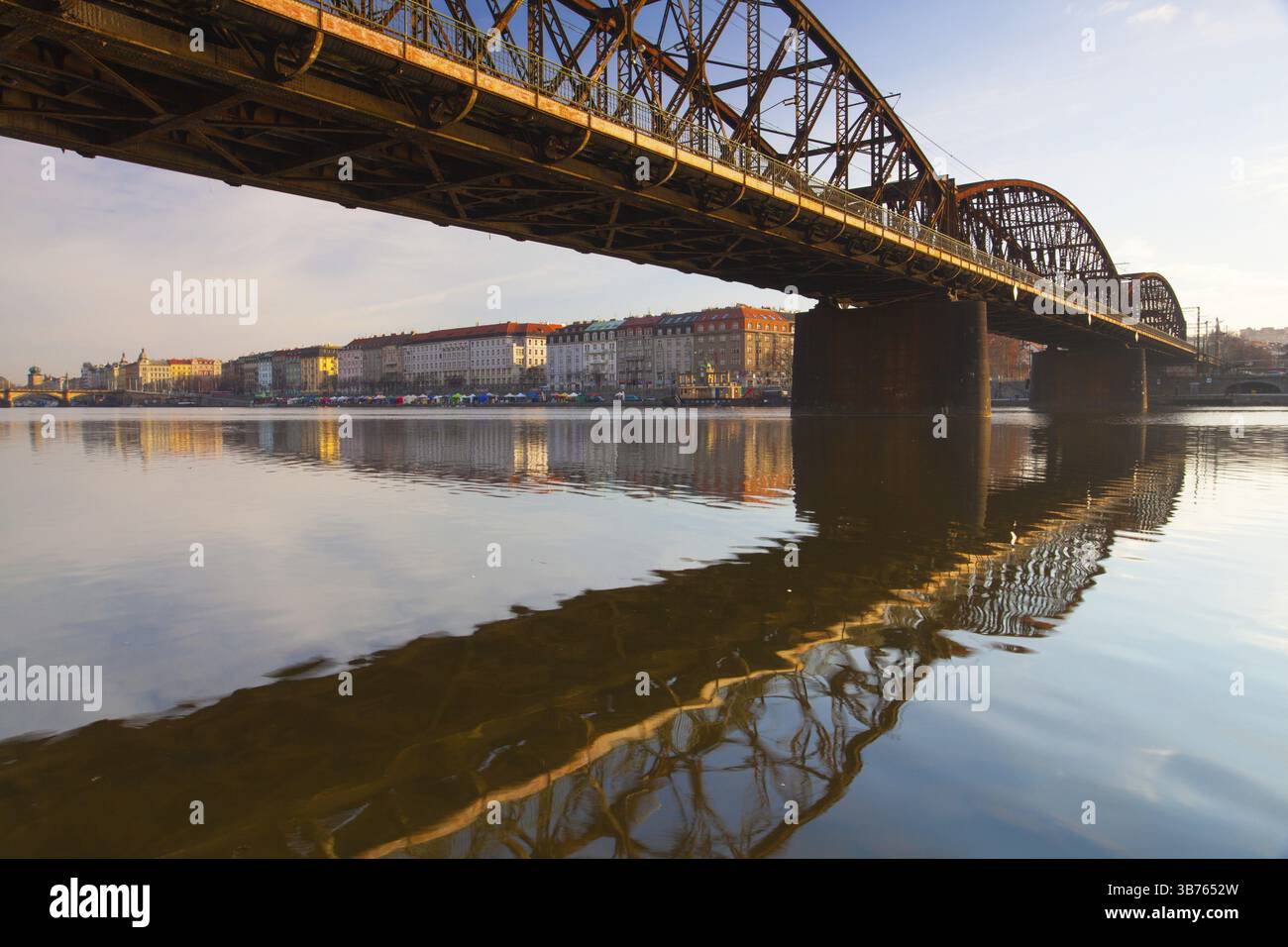Vecchio ponte ferroviario in ferro a Praga, Repubblica Ceca. Il ponte originale sul fiume Moldava costruito tra 1871 â€“ 1872 Foto Stock