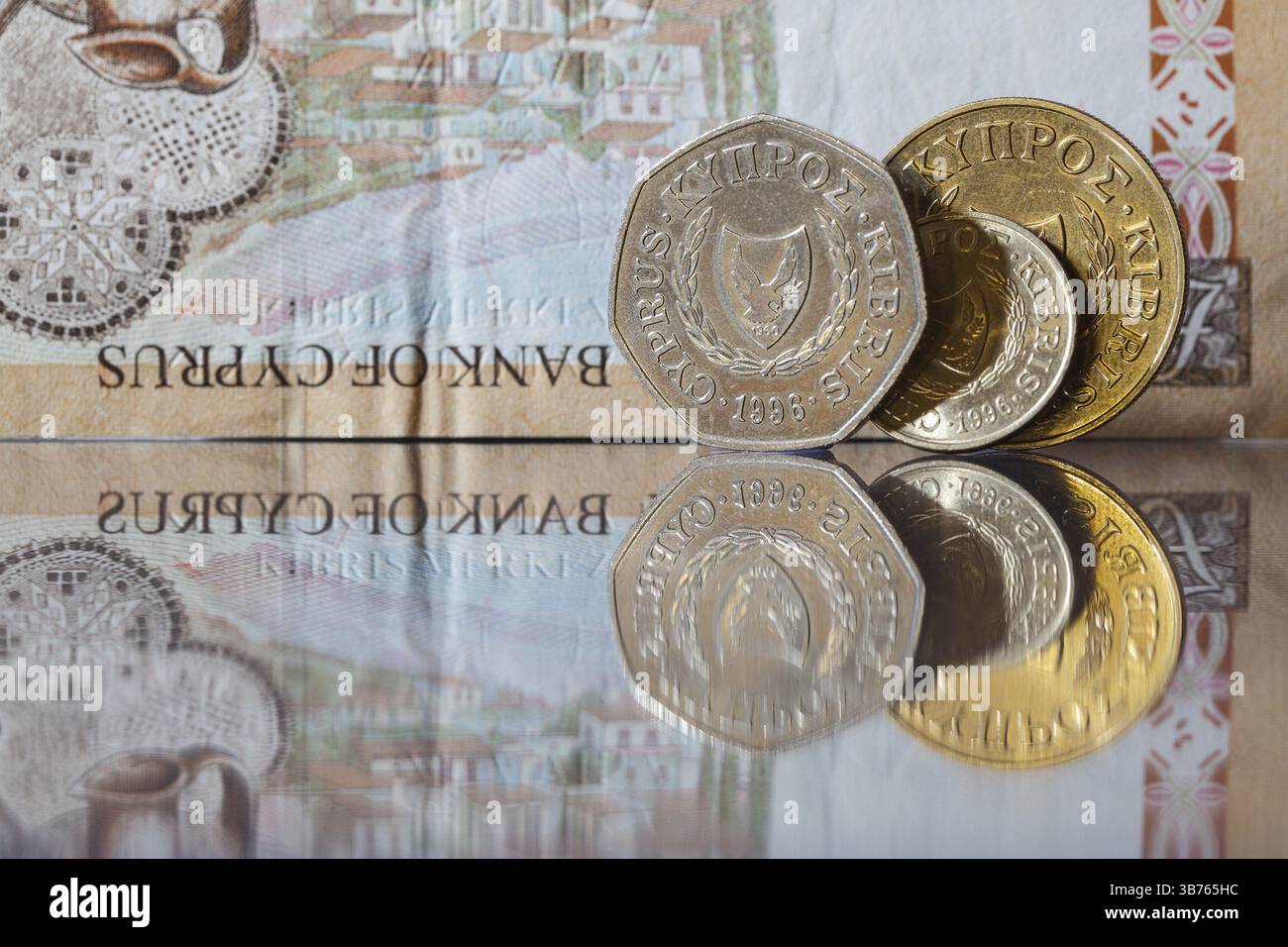 Le vecchie banconote e monete di Cipro Foto Stock
