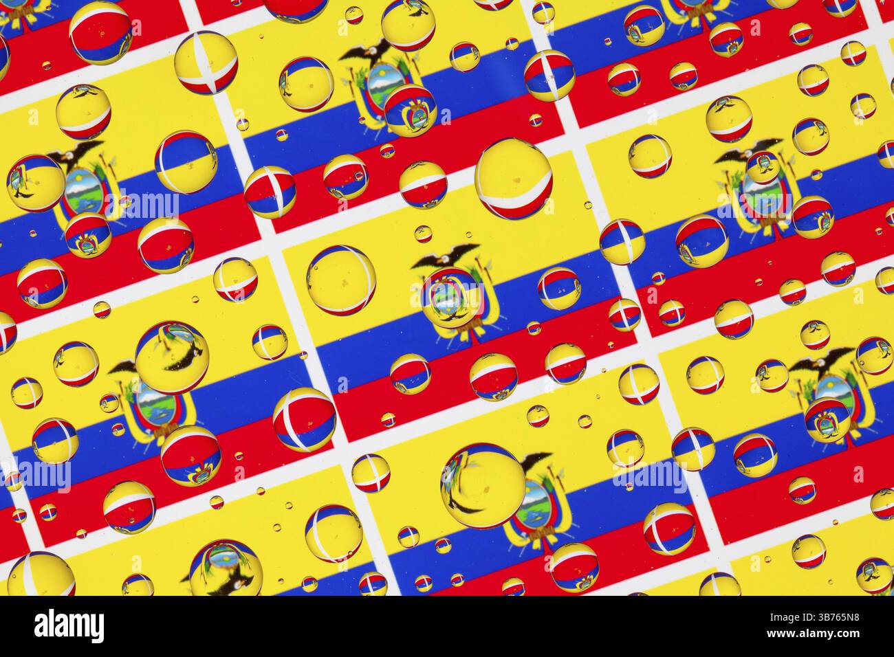 Bandiere dell'Ecuador dietro un vetro ricoperto da gocce di pioggia. Motivo delle bandiere dell'Ecuador. Illustrazione 3D. Foto Stock