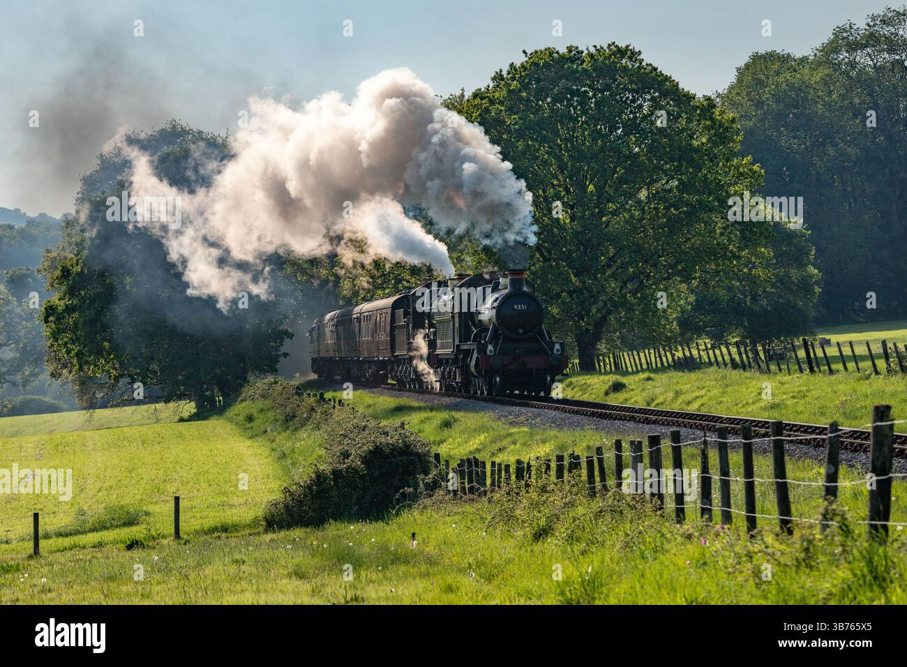 Locomotiva a vapore 9351 piloti 2999 Lady of Legend (2986 Robin Hood per il gala) in avvicinamento a Leigh Wood Crossing sulla West Somerset Railway Foto Stock