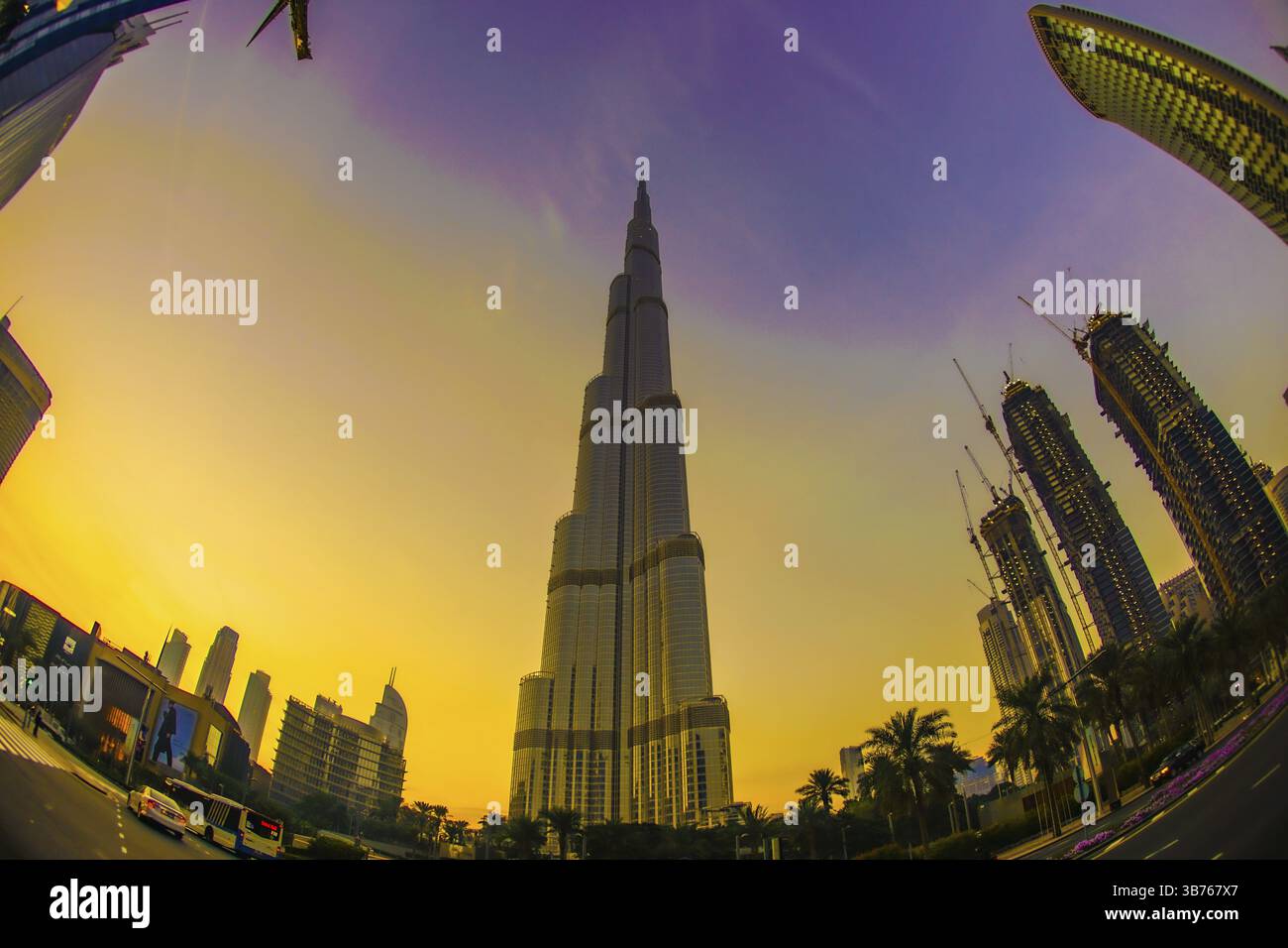 Edificio di Dubai e raggio mattutino. Luogo di tiro: Dubai Foto Stock