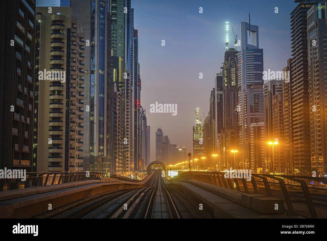 Dubai Sunrise Landscape (dalla metropolitana di Dubai Emirati Arabi Uniti). Luogo di tiro: Dubai Foto Stock