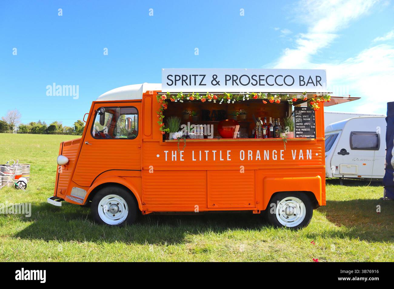 Un furgone Citroen H rinnovato con guida a sinistra convertito e allestito come un bar mobile che serve bevande estive ad un festival del cibo festivo. Foto Stock