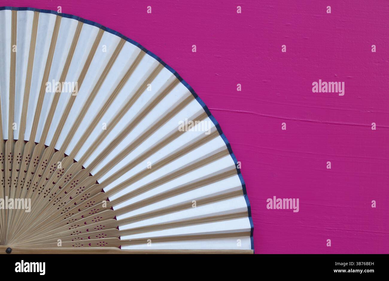 Tipico ventilatore a mano giapponese realizzato sul tavolo rosa di legno Foto Stock