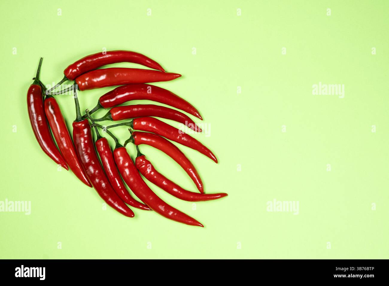Assortimento di peperoni caldi in vista dall'alto. Foto Stock