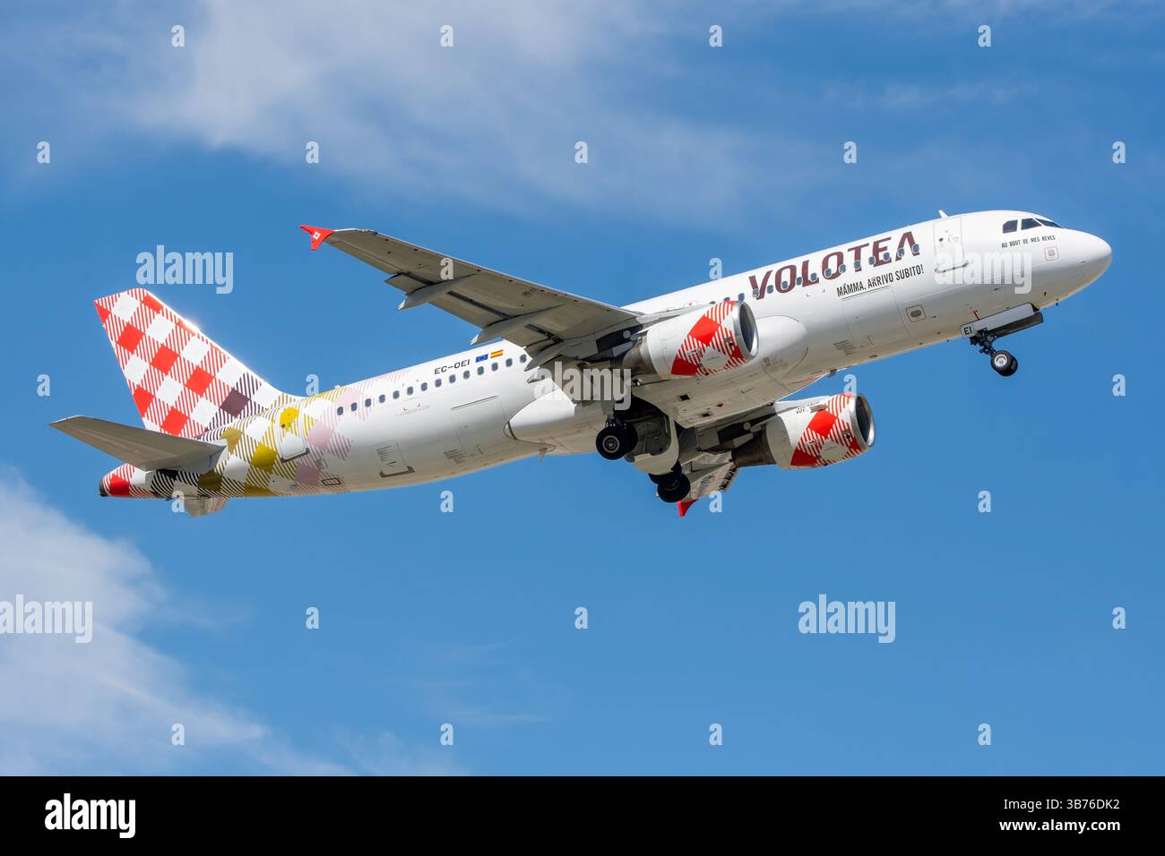 Avión de Línea Airbus A320 de la aerolínea de bajo coste Volotea despegando del aeropuerto de Málaga Costa del Sol, con matrícula EC-OEI Foto Stock