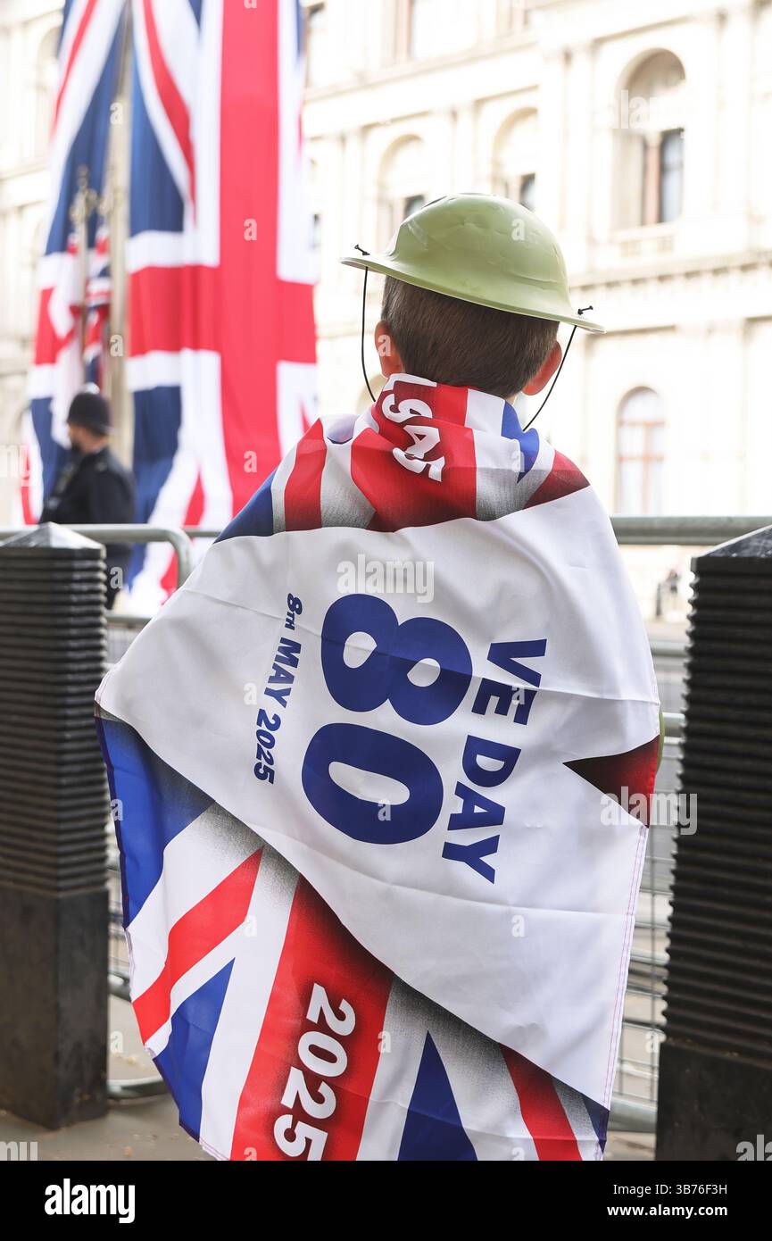 Londra, Regno Unito, 5 maggio 2025. 4 giorni di commemorazione per celebrare il 80° anniversario della fine della seconda guerra mondiale in Europa sono iniziati il lunedì festivo. Una parata militare marciò oltre il Cenotaph vestito con bandiere dell'Unione, facendo eco allo svelamento del monumento ai caduti nel 1920, e poi a Buckingham Palace. Credito : Monica Wells/Alamy Live News Foto Stock