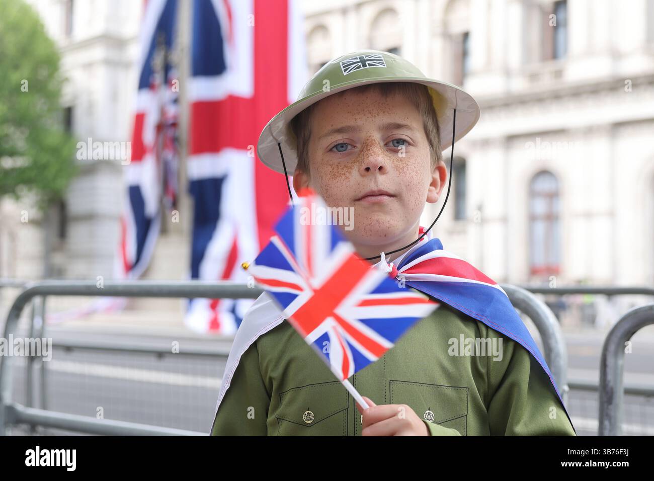 Londra, Regno Unito, 5 maggio 2025. 4 giorni di commemorazione per celebrare il 80° anniversario della fine della seconda guerra mondiale in Europa sono iniziati il lunedì festivo. Una parata militare marciò oltre il Cenotaph vestito con bandiere dell'Unione, facendo eco allo svelamento del monumento ai caduti nel 1920, e poi a Buckingham Palace. Credito : Monica Wells/Alamy Live News Foto Stock