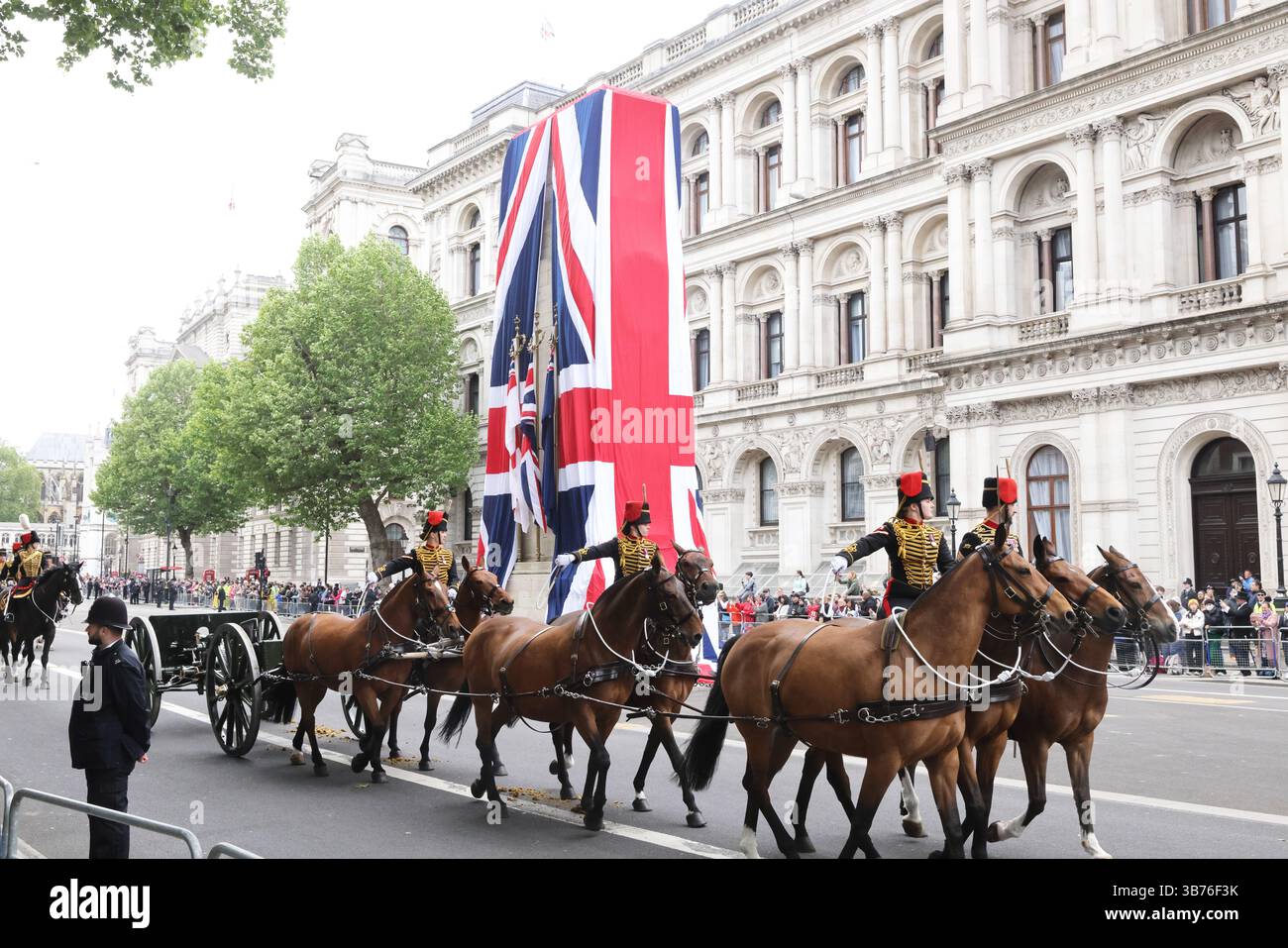 Londra, Regno Unito, 5 maggio 2025. 4 giorni di commemorazione per celebrare il 80° anniversario della fine della seconda guerra mondiale in Europa sono iniziati il lunedì festivo. Una parata militare marciò oltre il Cenotaph vestito con bandiere dell'Unione, facendo eco allo svelamento del monumento ai caduti nel 1920, e poi a Buckingham Palace. Credito : Monica Wells/Alamy Live News Foto Stock