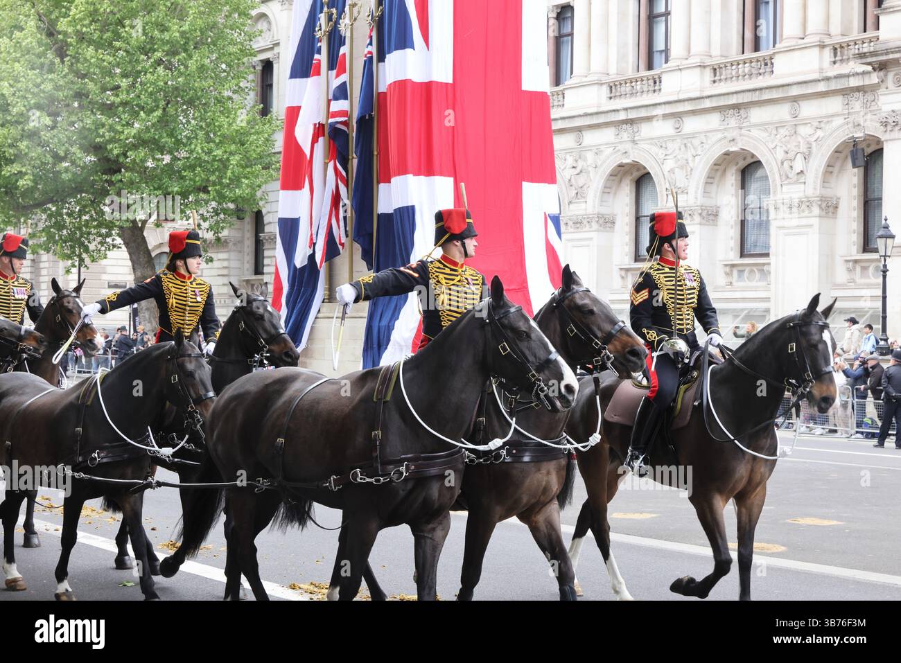 Londra, Regno Unito, 5 maggio 2025. 4 giorni di commemorazione per celebrare il 80° anniversario della fine della seconda guerra mondiale in Europa sono iniziati il lunedì festivo. Una parata militare marciò oltre il Cenotaph vestito con bandiere dell'Unione, facendo eco allo svelamento del monumento ai caduti nel 1920, e poi a Buckingham Palace. Credito : Monica Wells/Alamy Live News Foto Stock
