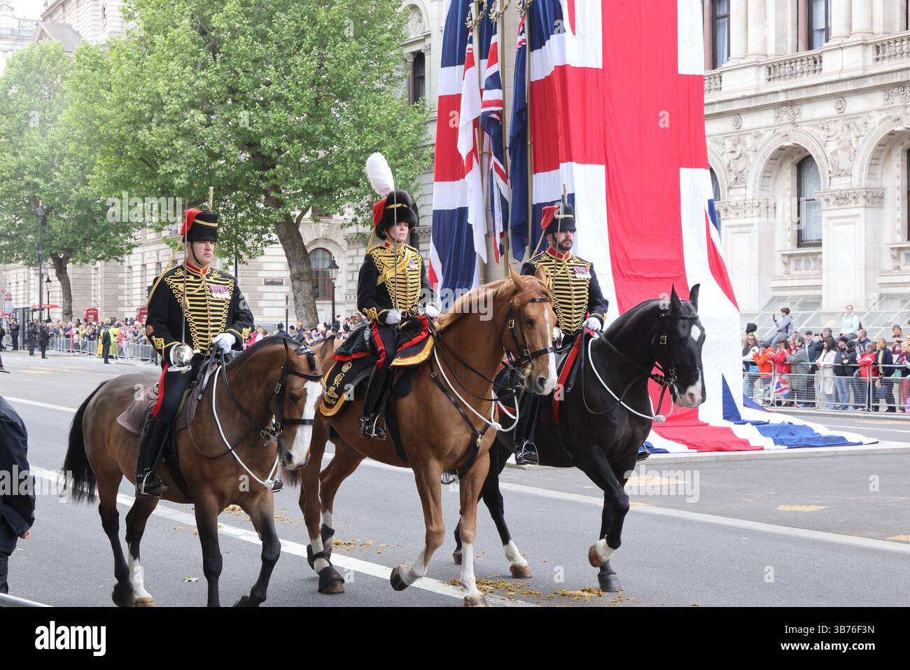 Londra, Regno Unito, 5 maggio 2025. 4 giorni di commemorazione per celebrare il 80° anniversario della fine della seconda guerra mondiale in Europa sono iniziati il lunedì festivo. Una parata militare marciò oltre il Cenotaph vestito con bandiere dell'Unione, facendo eco allo svelamento del monumento ai caduti nel 1920, e poi a Buckingham Palace. Credito : Monica Wells/Alamy Live News Foto Stock