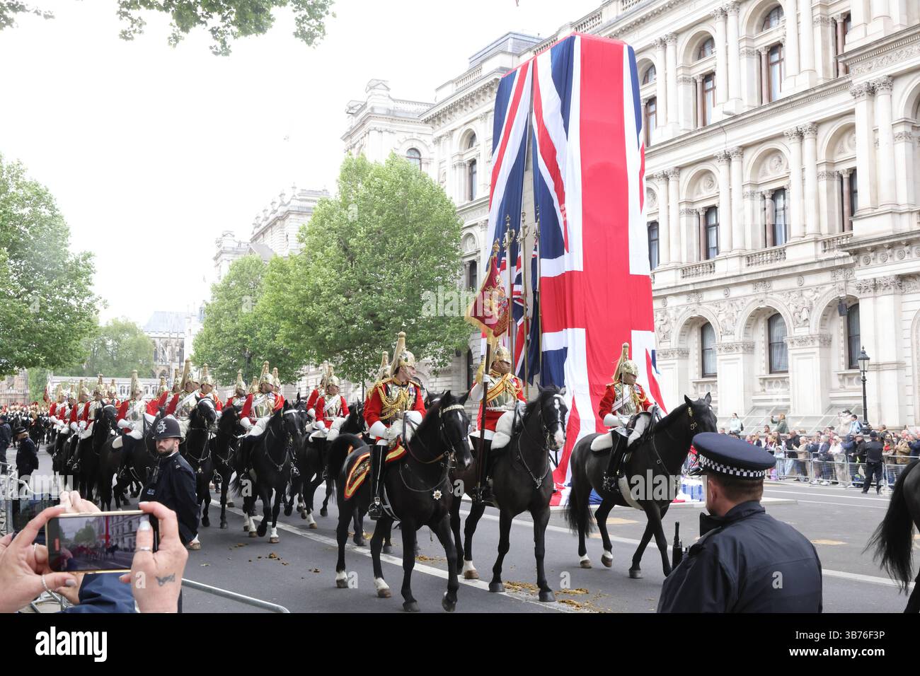 Londra, Regno Unito, 5 maggio 2025. 4 giorni di commemorazione per celebrare il 80° anniversario della fine della seconda guerra mondiale in Europa sono iniziati il lunedì festivo. Una parata militare marciò oltre il Cenotaph vestito con bandiere dell'Unione, facendo eco allo svelamento del monumento ai caduti nel 1920, e poi a Buckingham Palace. Credito : Monica Wells/Alamy Live News Foto Stock