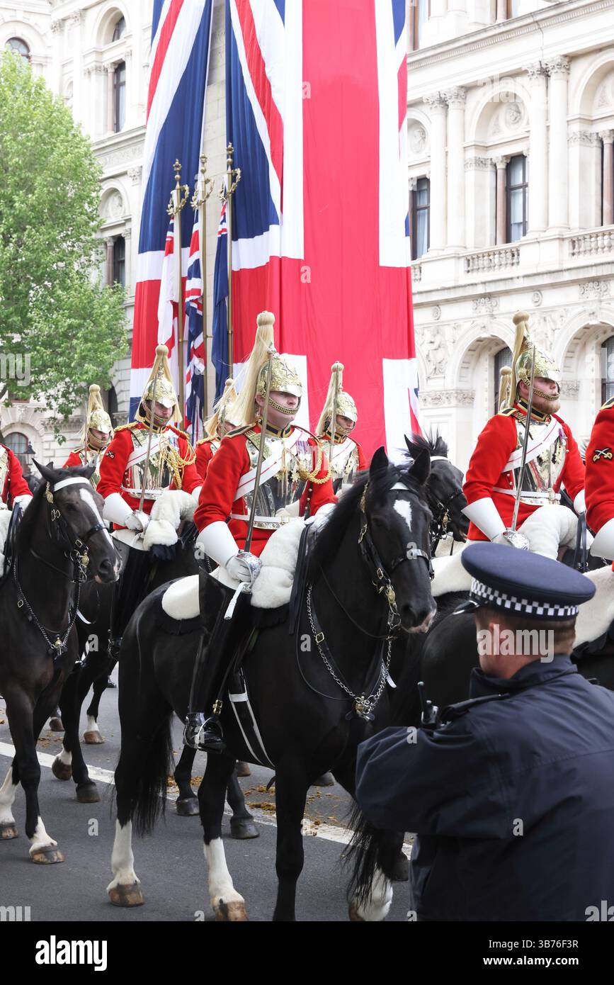 Londra, Regno Unito, 5 maggio 2025. 4 giorni di commemorazione per celebrare il 80° anniversario della fine della seconda guerra mondiale in Europa sono iniziati il lunedì festivo. Una parata militare marciò oltre il Cenotaph vestito con bandiere dell'Unione, facendo eco allo svelamento del monumento ai caduti nel 1920, e poi a Buckingham Palace. Credito : Monica Wells/Alamy Live News Foto Stock