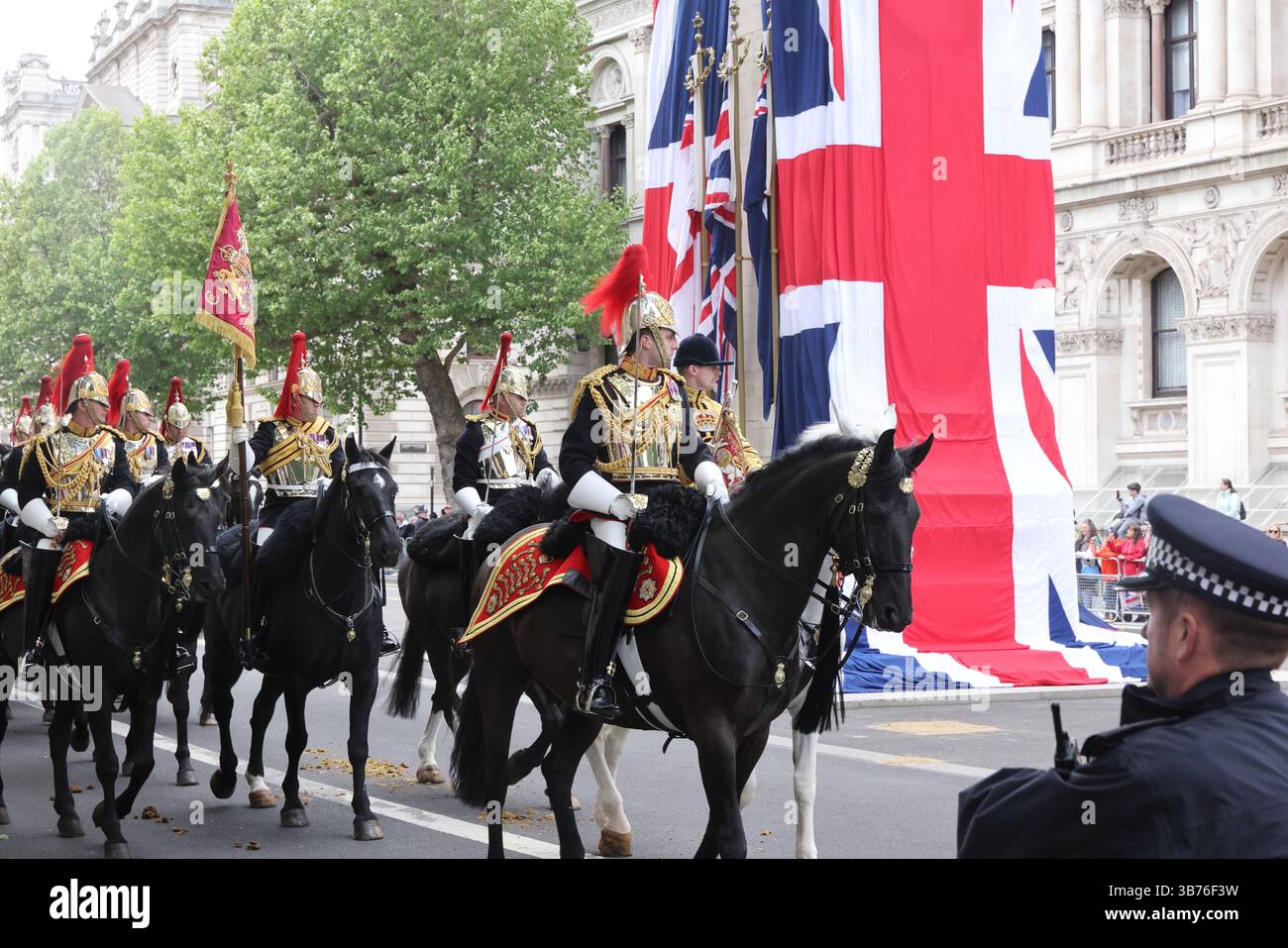 Londra, Regno Unito, 5 maggio 2025. 4 giorni di commemorazione per celebrare il 80° anniversario della fine della seconda guerra mondiale in Europa sono iniziati il lunedì festivo. Una parata militare marciò oltre il Cenotaph vestito con bandiere dell'Unione, facendo eco allo svelamento del monumento ai caduti nel 1920, e poi a Buckingham Palace. Credito : Monica Wells/Alamy Live News Foto Stock