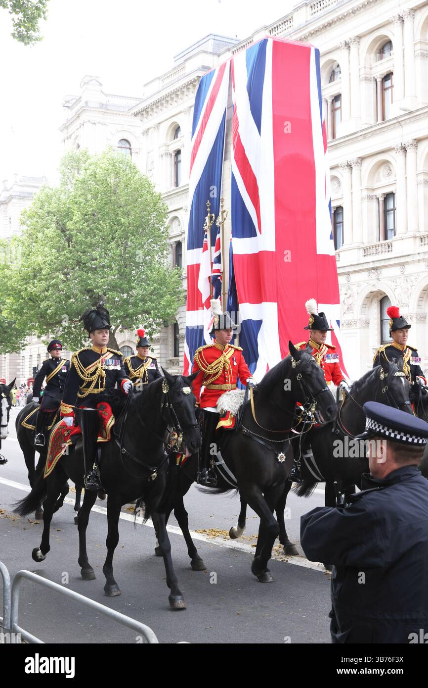 Londra, Regno Unito, 5 maggio 2025. 4 giorni di commemorazione per celebrare il 80° anniversario della fine della seconda guerra mondiale in Europa sono iniziati il lunedì festivo. Una parata militare marciò oltre il Cenotaph vestito con bandiere dell'Unione, facendo eco allo svelamento del monumento ai caduti nel 1920, e poi a Buckingham Palace. Credito : Monica Wells/Alamy Live News Foto Stock