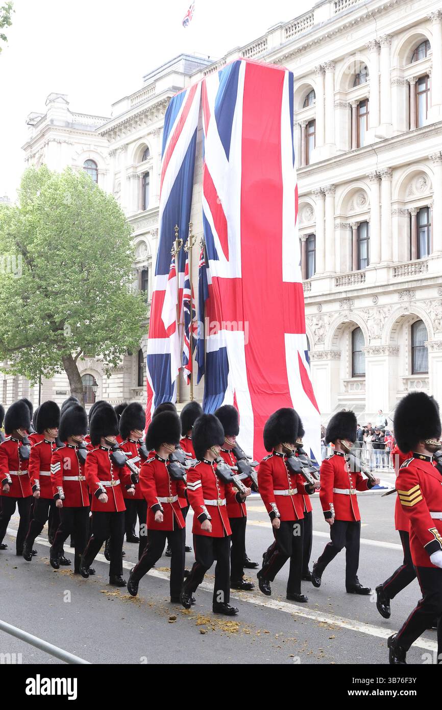Londra, Regno Unito, 5 maggio 2025. 4 giorni di commemorazione per celebrare il 80° anniversario della fine della seconda guerra mondiale in Europa sono iniziati il lunedì festivo. Una parata militare marciò oltre il Cenotaph vestito con bandiere dell'Unione, facendo eco allo svelamento del monumento ai caduti nel 1920, e poi a Buckingham Palace. Credito : Monica Wells/Alamy Live News Foto Stock