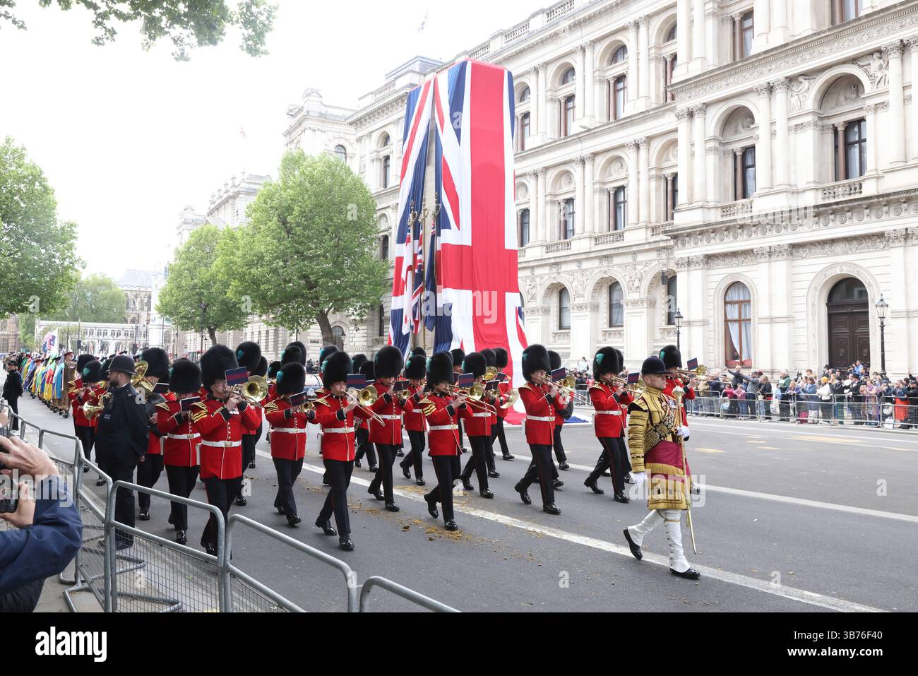 Londra, Regno Unito, 5 maggio 2025. 4 giorni di commemorazione per celebrare il 80° anniversario della fine della seconda guerra mondiale in Europa sono iniziati il lunedì festivo. Una parata militare marciò oltre il Cenotaph vestito con bandiere dell'Unione, facendo eco allo svelamento del monumento ai caduti nel 1920, e poi a Buckingham Palace. Credito : Monica Wells/Alamy Live News Foto Stock