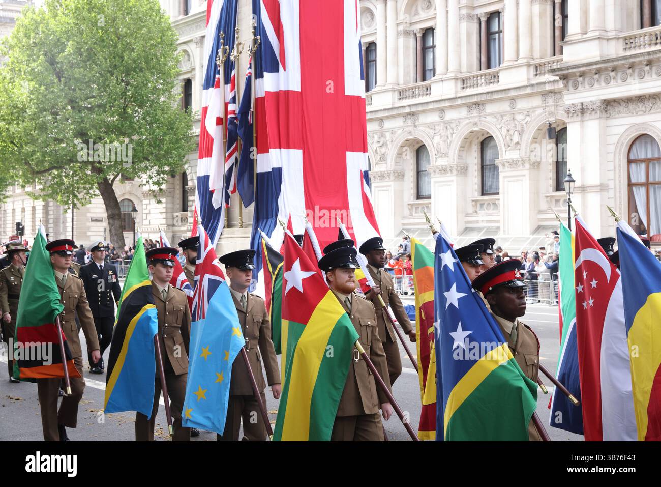 Londra, Regno Unito, 5 maggio 2025. 4 giorni di commemorazione per celebrare il 80° anniversario della fine della seconda guerra mondiale in Europa sono iniziati il lunedì festivo. Una parata militare marciò oltre il Cenotaph vestito con bandiere dell'Unione, facendo eco allo svelamento del monumento ai caduti nel 1920, e poi a Buckingham Palace. Credito : Monica Wells/Alamy Live News Foto Stock