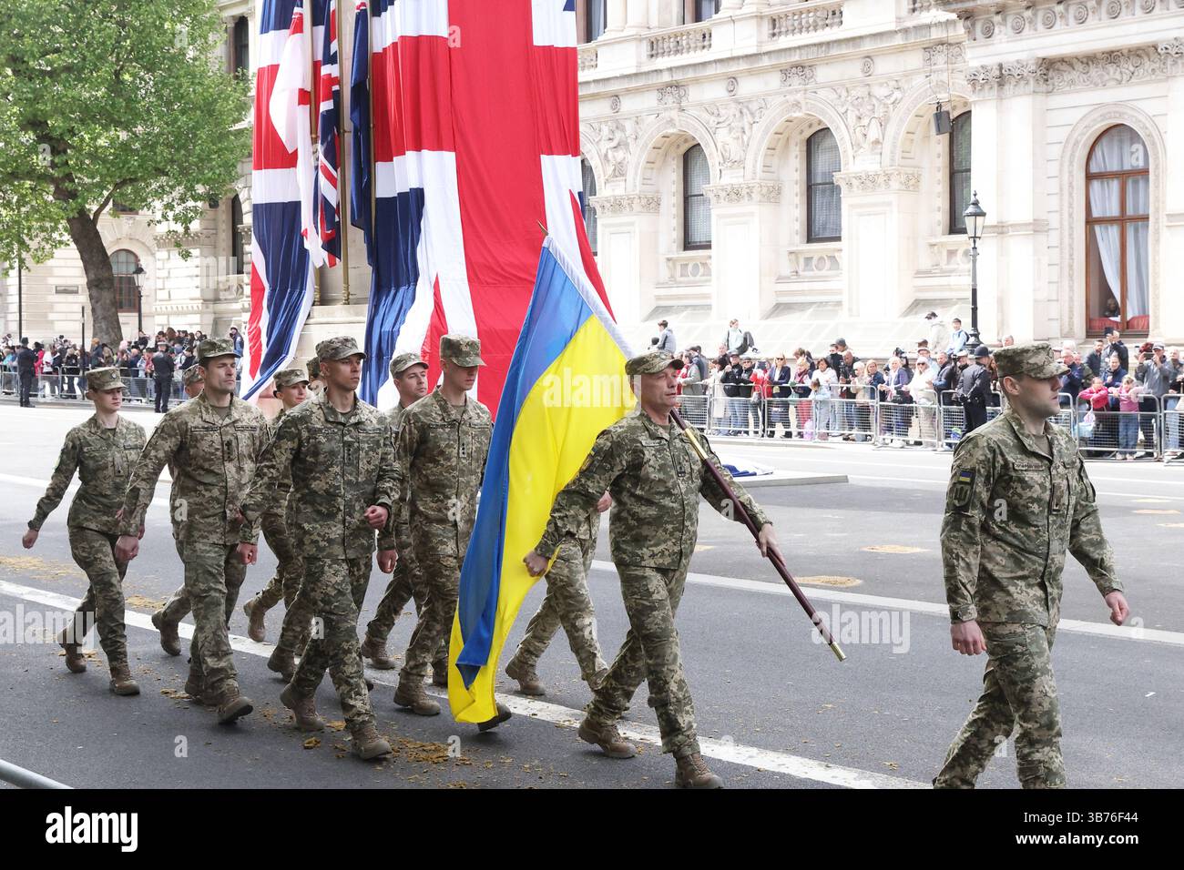 Londra, Regno Unito, 5 maggio 2025. 4 giorni di commemorazione per celebrare il 80° anniversario della fine della seconda guerra mondiale in Europa sono iniziati il lunedì festivo. Una parata militare marciò oltre il Cenotaph vestito con bandiere dell'Unione, facendo eco allo svelamento del monumento ai caduti nel 1920, e poi a Buckingham Palace. Credito : Monica Wells/Alamy Live News Foto Stock