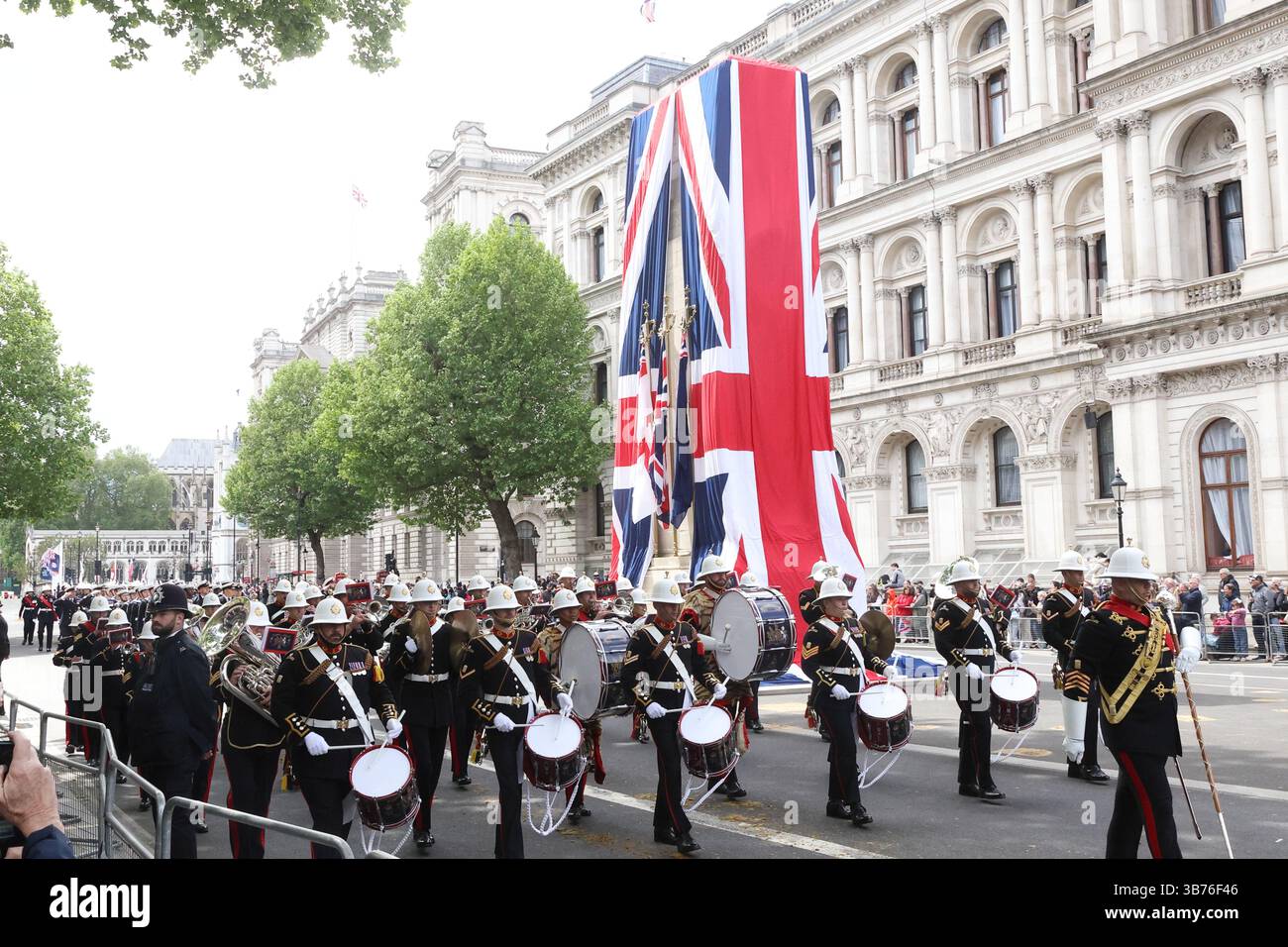 Londra, Regno Unito, 5 maggio 2025. 4 giorni di commemorazione per celebrare il 80° anniversario della fine della seconda guerra mondiale in Europa sono iniziati il lunedì festivo. Una parata militare marciò oltre il Cenotaph vestito con bandiere dell'Unione, facendo eco allo svelamento del monumento ai caduti nel 1920, e poi a Buckingham Palace. Credito : Monica Wells/Alamy Live News Foto Stock