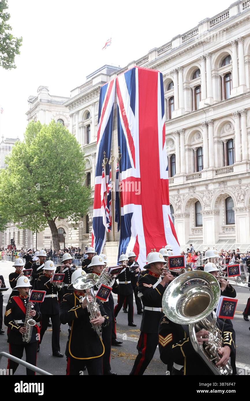 Londra, Regno Unito, 5 maggio 2025. 4 giorni di commemorazione per celebrare il 80° anniversario della fine della seconda guerra mondiale in Europa sono iniziati il lunedì festivo. Una parata militare marciò oltre il Cenotaph vestito con bandiere dell'Unione, facendo eco allo svelamento del monumento ai caduti nel 1920, e poi a Buckingham Palace. Credito : Monica Wells/Alamy Live News Foto Stock