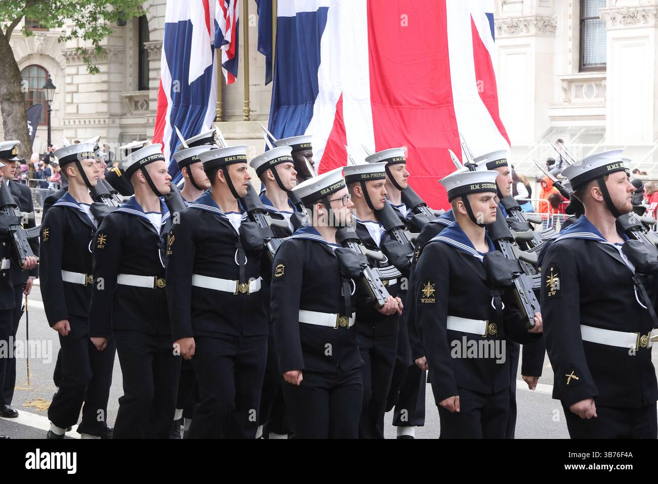 Londra, Regno Unito, 5 maggio 2025. 4 giorni di commemorazione per celebrare il 80° anniversario della fine della seconda guerra mondiale in Europa sono iniziati il lunedì festivo. Una parata militare marciò oltre il Cenotaph vestito con bandiere dell'Unione, facendo eco allo svelamento del monumento ai caduti nel 1920, e poi a Buckingham Palace. Credito : Monica Wells/Alamy Live News Foto Stock