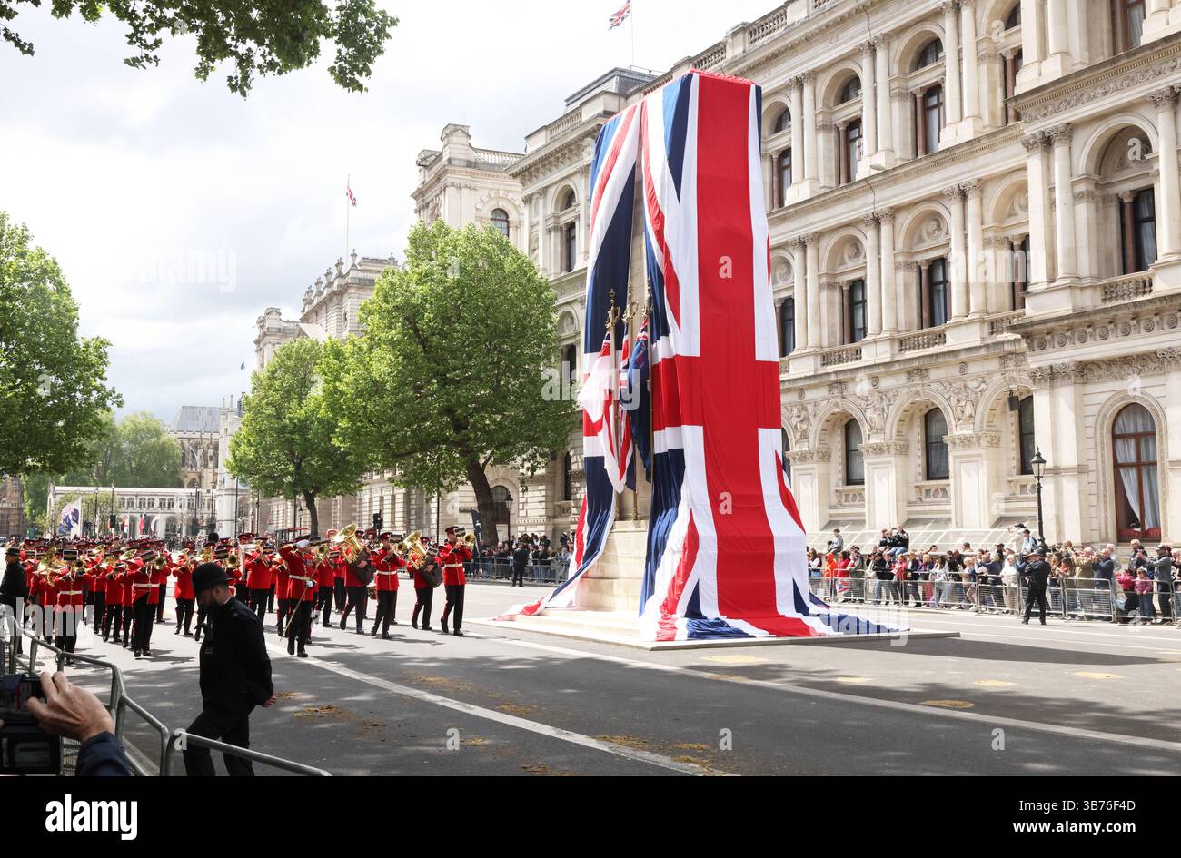 Londra, Regno Unito, 5 maggio 2025. 4 giorni di commemorazione per celebrare il 80° anniversario della fine della seconda guerra mondiale in Europa sono iniziati il lunedì festivo. Una parata militare marciò oltre il Cenotaph vestito con bandiere dell'Unione, facendo eco allo svelamento del monumento ai caduti nel 1920, e poi a Buckingham Palace. Credito : Monica Wells/Alamy Live News Foto Stock