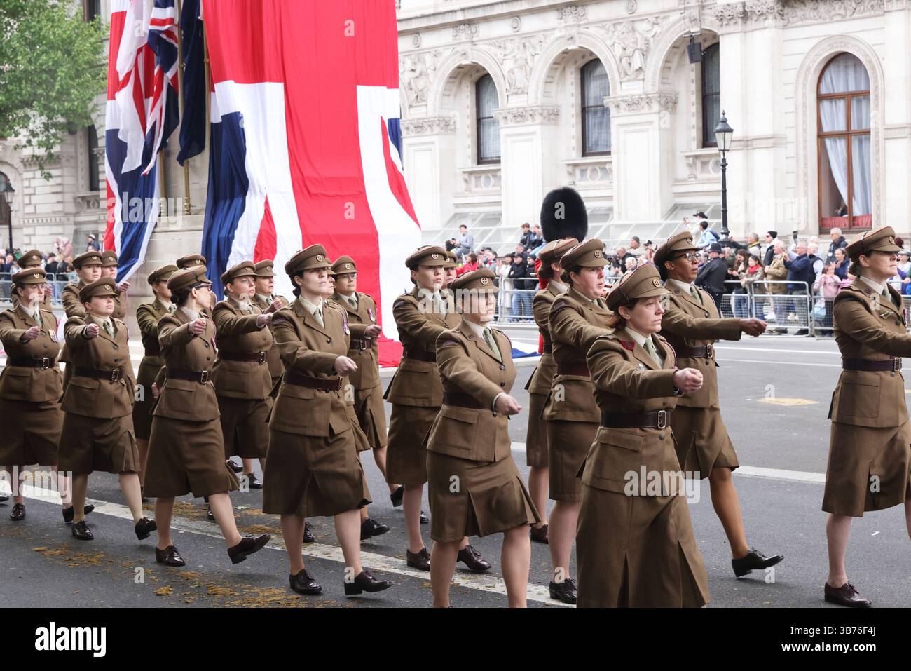 Londra, Regno Unito, 5 maggio 2025. 4 giorni di commemorazione per celebrare il 80° anniversario della fine della seconda guerra mondiale in Europa sono iniziati il lunedì festivo. Una parata militare marciò oltre il Cenotaph vestito con bandiere dell'Unione, facendo eco allo svelamento del monumento ai caduti nel 1920, e poi a Buckingham Palace. Credito : Monica Wells/Alamy Live News Foto Stock