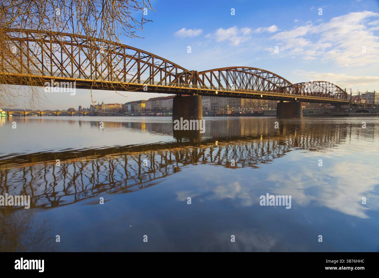 Vecchio ponte ferroviario in ferro a Praga, Repubblica Ceca. Il ponte originale sul fiume Moldava costruito tra 1871 â€“ 1872 Foto Stock