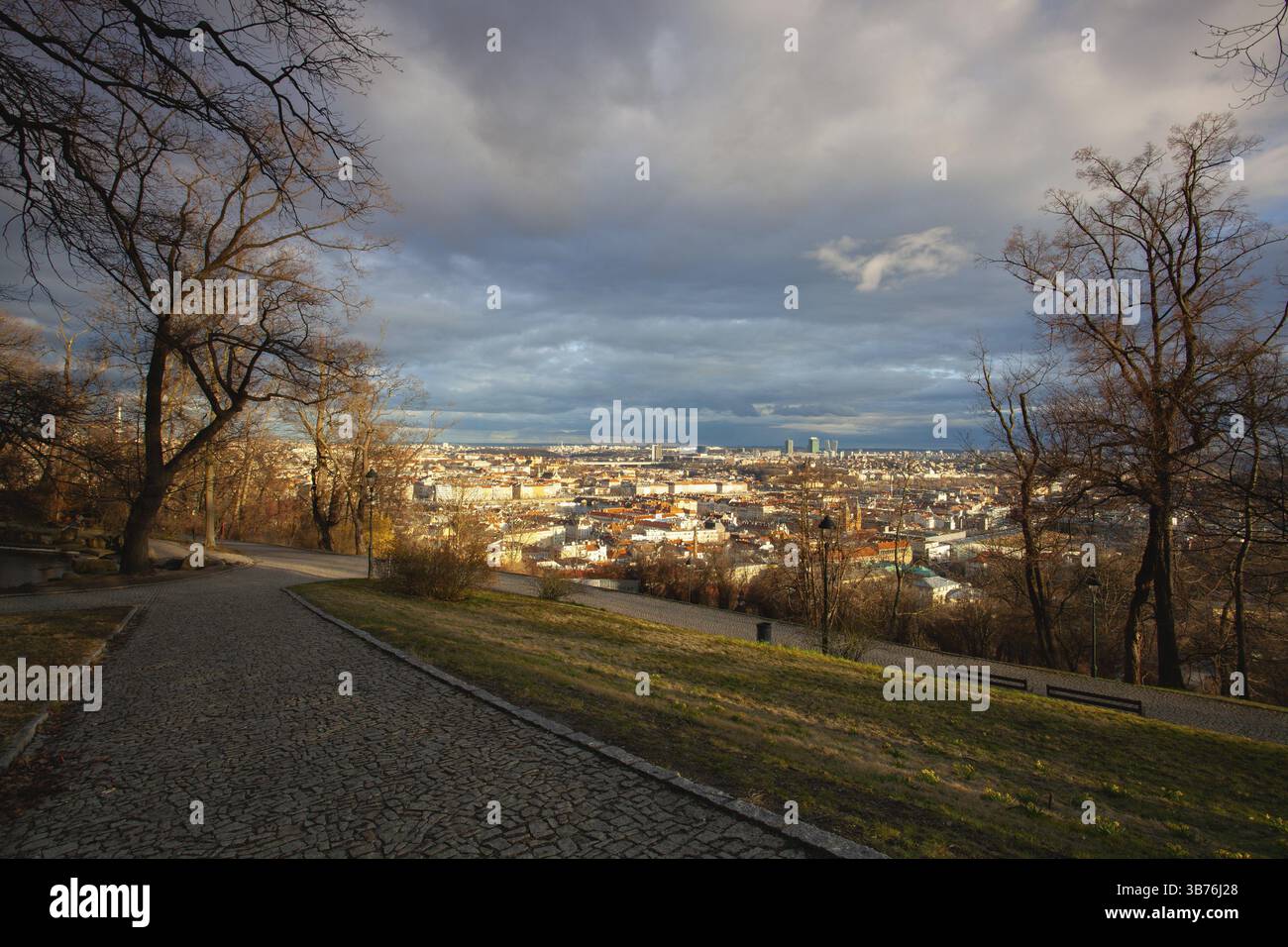 Vista dal Parco Petrin sulla città di Praga al tramonto, Repubblica Ceca. Vista panoramica aerea dei tetti histrici. Praga, Repubblica Ceca, Europa Foto Stock