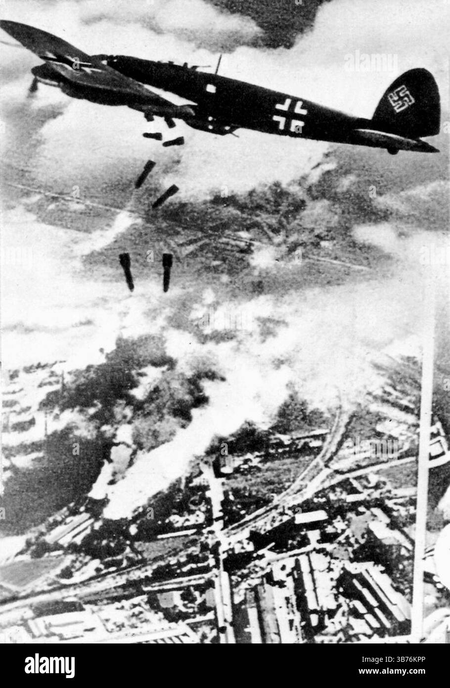 Un bombardiere Heinkel He-111 sopra la Gasworks di Varsavia in fiamme. la germania nazista lanciò la loro invasione della Polonia il 1 settembre 1939 e Varsavia fu bombardata costantemente fino alla sua resa 27 giorni dopo. Foto Stock
